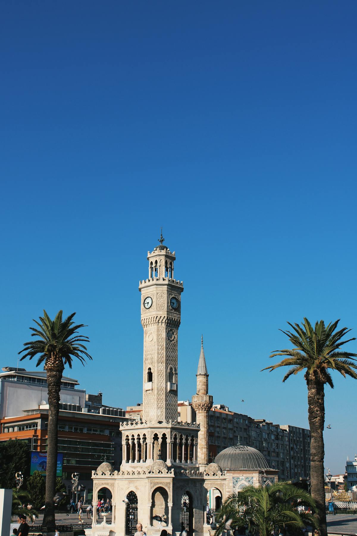 İzmir Saat Kulesi - Alsancak'ta Nerede Kalınır